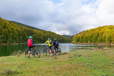 VTT face au lac d’Irabia -  Forêt d’Iraty - Pays-Basque - France