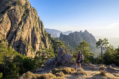 © GUIZIOU Franck / hemis.fr - Les crêtes de la Punta di Ferriate - GR 20 - Corse du Sud - France Les crêtes de la Punta di Ferriate - GR 20 - Corse du Sud - France