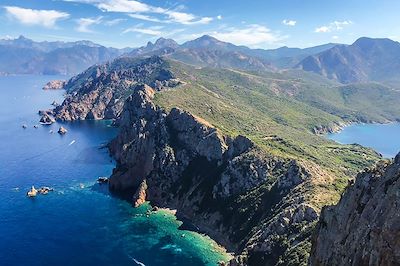 Vue sur les falaises depuis le Capu Rossu - Corse - France