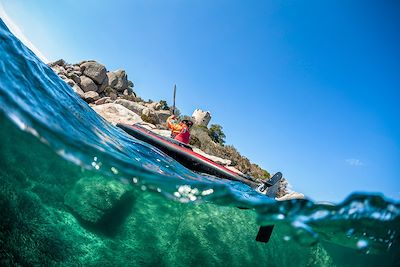 © vladoskan / iStock - Kayak de mer en Corse - France Kayak de mer en Corse - France