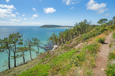 © Thibault Poriel / SB / CRTB - GR34 entre la pointe du Menhir et la Pointe des Grottes - Bretagne - France GR34 entre la pointe du Menhir et la Pointe des Grottes - Bretagne - France