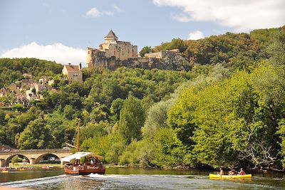 Château de Castelnaud-la-Chapelle et gabare sur le Céou - Dordogne - France