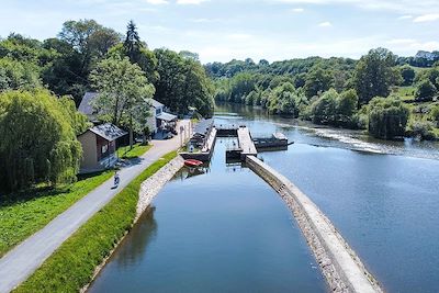 À vélo en famille au fil de la Mayenne préservée