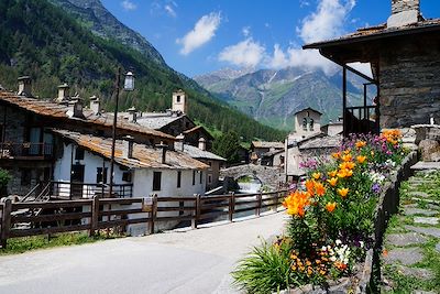 © Paolo / Adobe Stock - Chianale - Italie Chianale - Italie