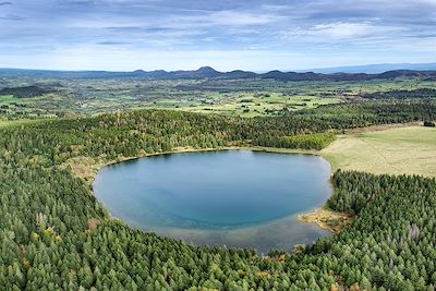 © CORMON Francis / hemis.fr - Le lac de Servières - Puy-de-Dôme - Auvergne - France Le lac de Servières - Puy-de-Dôme - Auvergne - France
