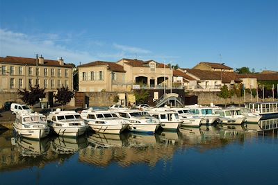 © Collection Tourisme Gers/Gascogne Navigation/P. Garnier - Port de Condom - Gers - Sud-Ouest - France Port de Condom - Gers - Sud-Ouest - France