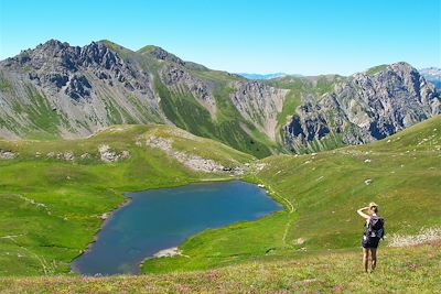 © Tomfry / Fotolia - Randonneuse contemplant le paysage - Queyras - Alpes du Sud - France Randonneuse contemplant le paysage - Queyras - Alpes du Sud - France