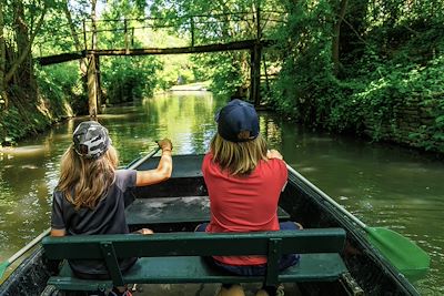 Balade en barque en famille - Marais Poitevin - France