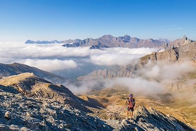 © Michel Cavalier / hemis.fr - Randonneur sur le sentier d'ascension du Pain de sucre - Parc naturel régional du Queyras - Molines en Queyras- Hautes Alpes - France Randonneur sur le sentier d'ascension du Pain de sucre - Parc naturel régional du Queyras - Molines en Queyras- Hautes Alpes - France