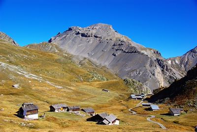© Dahu / Fotolia - Chalets du Queyras - Alpes du Sud - France Chalets du Queyras - Alpes du Sud - France