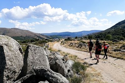 © Hugo Blondel - Randonneurs - Pont de Montvert - France  Randonneurs - Pont de Montvert - France