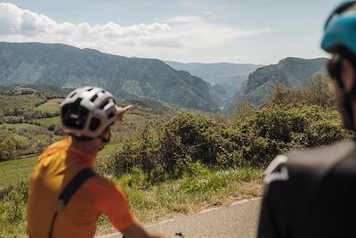 Deux cyclistes en gravel 