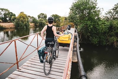 Pont entre Marans et Saint-Hilaire-la-Palud, dans le marais Poitevin - Charente-Maritime - France