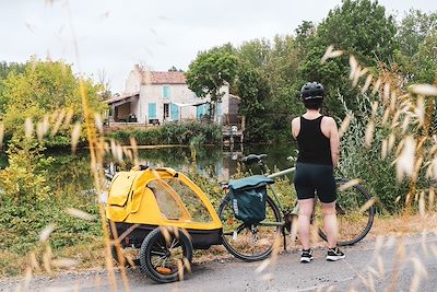 Le long de la Vélofrancette, en direction de Damvix, dans le marais Poitevin - Charente-Maritime - France