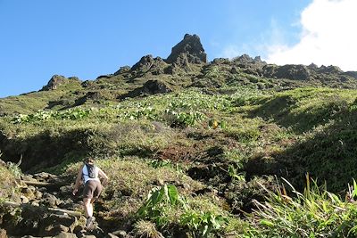 © vouvraysan / Adobe Stock - Randonnée sur le volvan de la Soufrière - Guadeloupe Randonnée sur le volvan de la Soufrière - Guadeloupe
