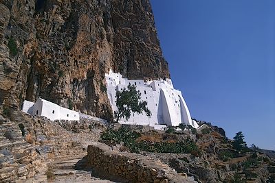 © N. Kontos / GNTO - Chozoviotissa - Île d'Amorgos - Cyclades - Grèce Chozoviotissa - Île d'Amorgos - Cyclades - Grèce