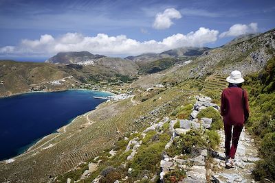 Randonneuse sur l’antique chemin muletier qui traverse l’île par les crêtes - Île d'Amorgos - Grèce