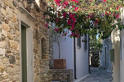 Ruelle fleurie à Halki sur l'île de Naxos - Îles des Cyclades - Grèce
