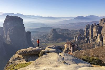 Un homme regarde la vue au-dessus du monastère de Rousanou, Météores, Thessalie, Grèce