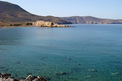 © BakalaeroZz / Adobe Stock - Baie de Karoumes - Crète - Grèce Baie de Karoumes - Crète - Grèce