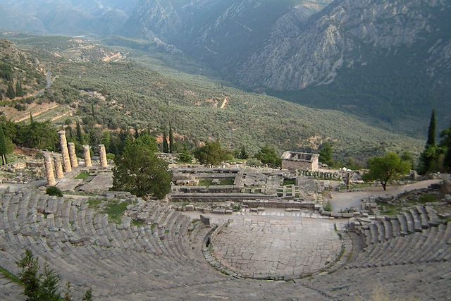 Voyage Du Mont Parnasse au site antique de Delphes