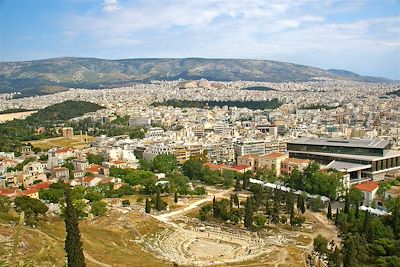 Vue sur le Théâtre de Dionysos et la ville - Athènes - Grèce