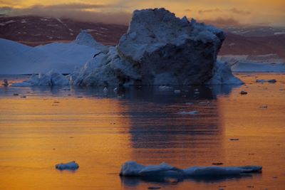 Coucher de soleil sur les icebergs du Fjord Sermilik - Groenland