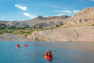 © Marko Kapitanovic - Kayak dans la baie de Pag - Croatie Kayak dans la baie de Pag - Croatie