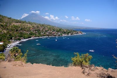 Plage de Amed et volcan Agung - Bali - Indonésie