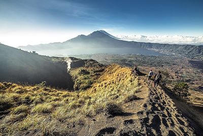 © Francesco Valenti / Alamy / Hemis - Volcan Batur avec vue sur le volcan Agung - Bali - Indonésie Volcan Batur avec vue sur le volcan Agung - Bali - Indonésie
