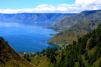 © Dasirun Baladraf - Le lac Toba vu de la cascade de Sipiso-piso - Sumatra - Indonésie Le lac Toba vu de la cascade de Sipiso-piso - Sumatra - Indonésie
