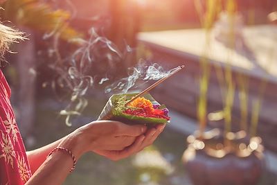 © Kitja / Adobe Stock - Offrande lors d'une cérémonie religieuse - Bali- Indonésie Offrande lors d'une cérémonie religieuse - Bali- Indonésie