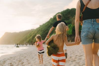 Famille plage - Bali - Indonésie