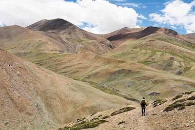 Descente du Kumur La avec en point de mire le Mandachal La - Ladakh - Inde