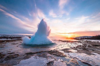 Eruption du geyser Strokkur en Islande