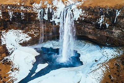 Photographie aérienne de chutes d'eau près des montagnes - Islande
