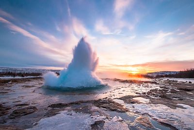 © zinaidasopina112 / Adobe Stock - Eruption du geyser Strokkur en Islande Eruption du geyser Strokkur en Islande