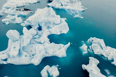© Max Woxberg - Icerbergs au large de Diamond beach - Islande Icerbergs au large de Diamond beach - Islande