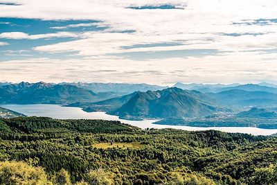 Vue panoramique sur le lac Majeur depuis le mont Mottarone - Italie