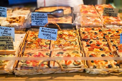 © Radius Images / Photononstop - Focaccia - Cinque Terre - La Spezia - Italie Focaccia - Cinque Terre - La Spezia - Italie
