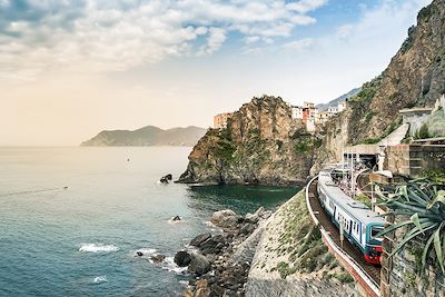 © Julia Lavrinenko / Adobe Stock - Gare de Manarola - Cinque Terre - Italie Gare de Manarola - Cinque Terre - Italie