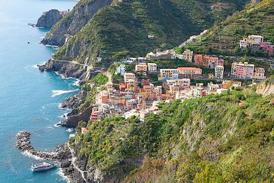 © antonel / Adobe Stock - Riomaggiore - Cinque Terre - Ligurie - Italie Riomaggiore - Cinque Terre - Ligurie - Italie