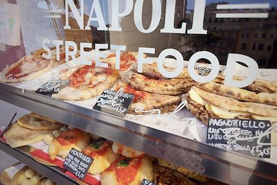 © Rarrarorro / Adobe Stock - Vitrine - Naples - Italie Vitrine - Naples - Italie