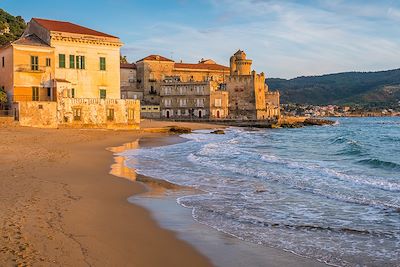 © e55evu / Adobe Stock - Santa Maria di Castellabate - Salerne - Italie Santa Maria di Castellabate - Salerne - Italie