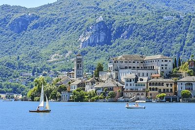 © MATTES René / hemis.fr - Ile San Giulio et sa basilique du XIIe siècle - Orta San Giulio - Lac d'Orta - Italie Ile San Giulio et sa basilique du XIIe siècle - Orta San Giulio - Lac d'Orta - Italie