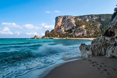 © SimonSkafar / iStock - Plage de Cala Luna - Sardaigne - Italie Plage de Cala Luna - Sardaigne - Italie