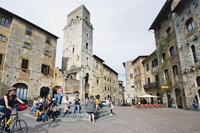 © Christophe Migeon - Sur la piazza della Cisterna - San Gimignano - Toscane - Italie Sur la piazza della Cisterna - San Gimignano - Toscane - Italie