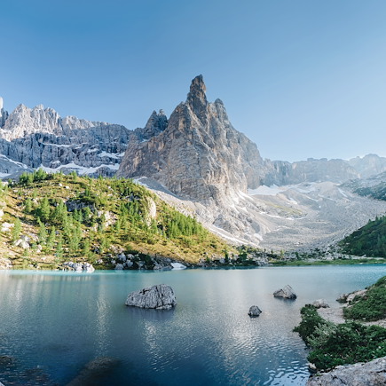 Lacs, cimes et sommets des Dolomites en étoile