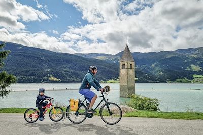 Vélo en famille le long du Lac de Resia - Bolzano - Italie