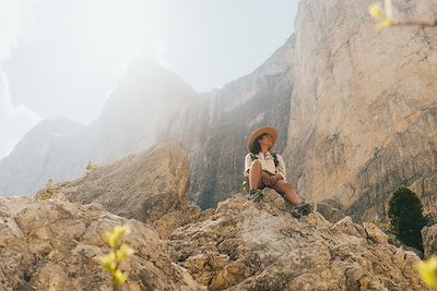 Pause lors d'un trek dans les Dolomites